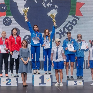 Белоруски Александра Ляшенко и Мира Бурая - лучшие в эстафете у девушек до 17 лет
