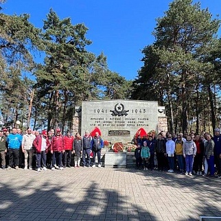 Представители белорусского и российского современного пятиборья возложили цветы к мемориалу Масюковщина в Минске