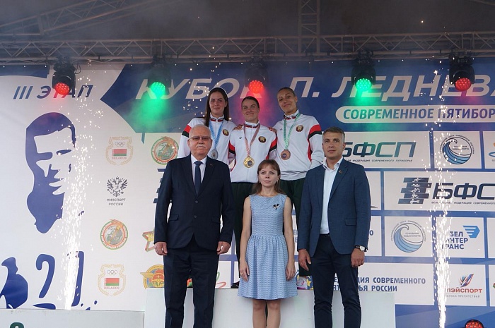 Виолетта Гуреева - чемпионка Беларуси по современному пятиборью 2025 г. Анастасия Малашенока - вторая и Вера Ходкевич - третья на пьедестале национальных соревнований